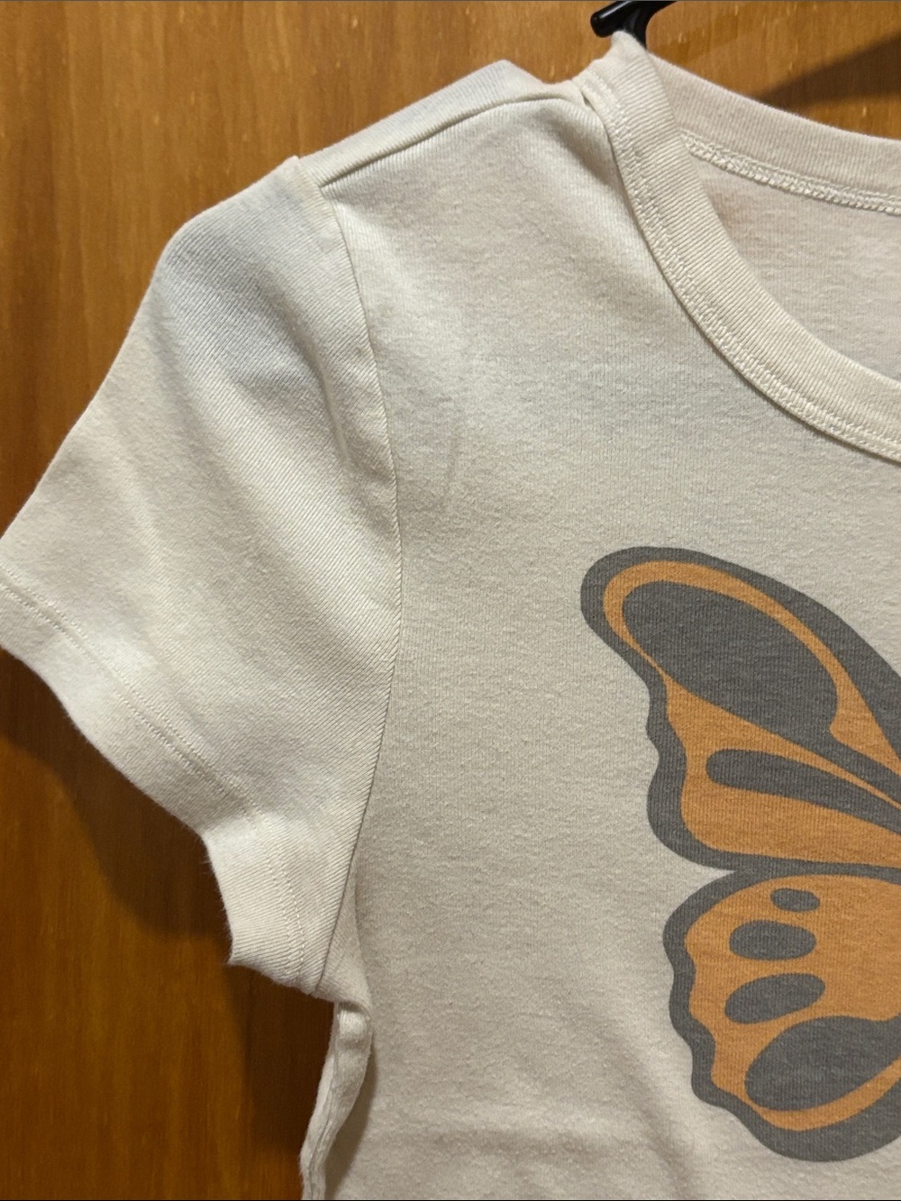 ⭐ 3 for $15 American Eagle Outfitters White Short Sleeve Tee with Orange Butterf - Picture 4 of 12